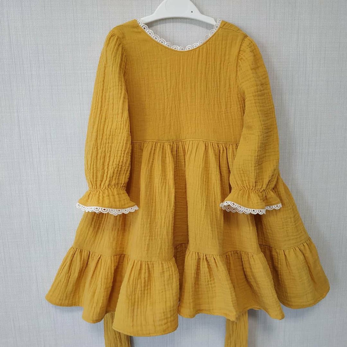 Senffarbenes Babykleid aus Musselin. Kinderkleid mit Ärmel. | Etsy
