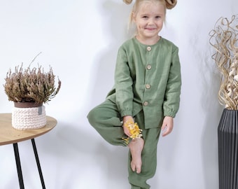 Ensemble chemise et pantalon en lin pour bébé, vêtements pour enfants en lin de style rustique scandinave. Vêtements bio pour bébé, vêtements en lin, pantalon et chemise à manches longues.