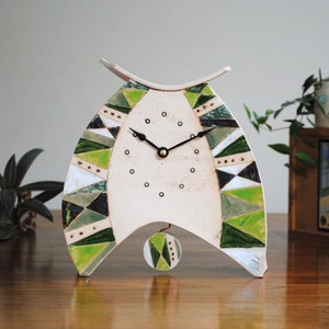 Große analoge Kaminuhr mit Pendel verziert mit einem Dreiecksmuster in Grüntönen. Eine Keramik Handarbeit Geschenk, ungewöhnlich und einzigartig.