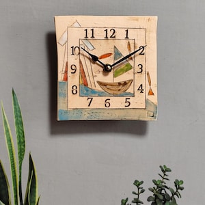 Handgefertigte Maritime Kleine Wanduhr: Strandhütte & Segelboot Dekor