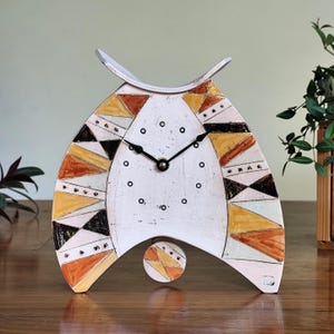 Große Pendeluhr aus Holz mit dreieckigem Muster in Gelb-, Braun- und Metallictönen. Ein ausgefallenes, einzigartiges, handgefertigtes Keramikgeschenk.