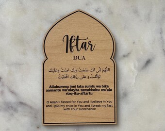 Op de afbeelding: Een houten plaquette met een hartvormige omtrek, met het Arabische woord "Iftar" en het Engelse woord "DUA". De plaquette bevat ook een Arabisch gebed en de Engelse vertaling: "Allahumma inni laka sumtu wa bika aamantu wa'alayka tawakkaltu wa'ala rizq-ika-aftartu" en "O Allah! I fasted for You and I believe in You and I put my trust in You and I break my fast with Your sustenance."