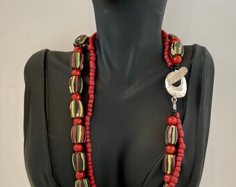 Halsband med antika afrikanska handelspärlor, korallpärlor, rosépärlor och thaisilver.
