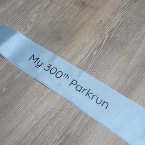 Op de afbeelding: Een set van drie keramische nestkommen in blauwe, groene en witte tinten. De kommen hebben een gespikkelde glazuur en een eenvoudig ontwerp. De grootste kom heeft een diameter van ongeveer 20 cm.