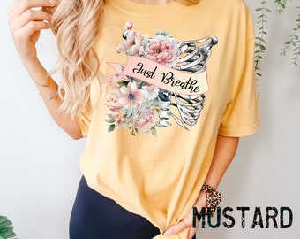 Camiseta Comfort Colors Just Breathe: estampa floral e motivacional