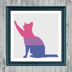 Op de afbeelding: Een kruissteekpatroon van een katten silhouet in de kleuren van de biseksuele pride-vlag: roze, paars en blauw.