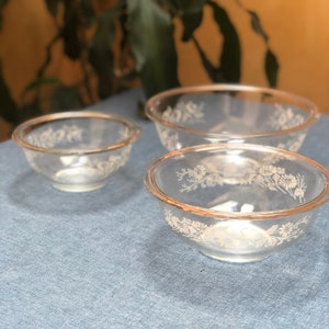 PYREX Colonial Mist Glass Mixing Bowl Set of 3