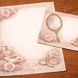 Op de afbeelding: Briefpapier set in vintage stijl met een gelijnde briefvel en een kleinere kaart. Het ontwerp bevat roze rozen, parfumflesjes en een handspiegel. Het geheel is zacht en romantisch, met een delicate, sierlijke rand.