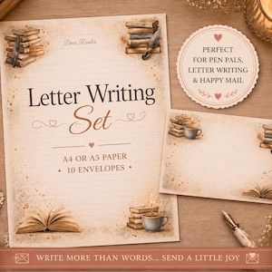 Puede incluir: Un juego de escritura de cartas de estilo vintage con papel rayado, sobres y una pegatina decorativa. El juego incluye una hoja de papel con las palabras "Letter Writing Set" y "A4 OR A5 PAPER - 10 ENVELOPES". El juego está decorado con ilustraciones de libros y plumas.