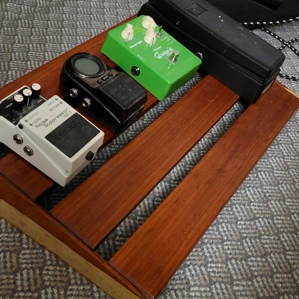 Pedalera de guitarra de madera