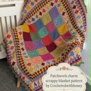 Peut inclure: Une couverture au crochet multicolore composée d'un patchwork central de motifs carrés dans des tons de rose, bleu, jaune et vert, entourée d'une large bordure en fil beige avec des accents floraux et un bord festonné vert. Le texte indique : Patchwork charm scrappy blanket pattern by Crochetedwithhoney.