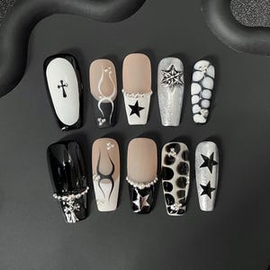 白黒のホットガール、プレスオンネイル、パーティーギフト、ダークなY2Kスタイルのネイルアート、チェーンボールの手描きの星、クロスダークムーンドレスアップ