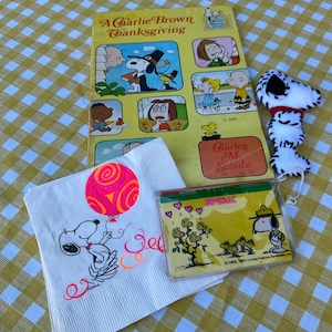 Lot Vintage Snoopy Peanuts Thanksgiving Book + Paper Napkins + Schedule Memo Pad + Plush
