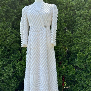 Vintage 40s White Sculpted Chenille Robe Circles