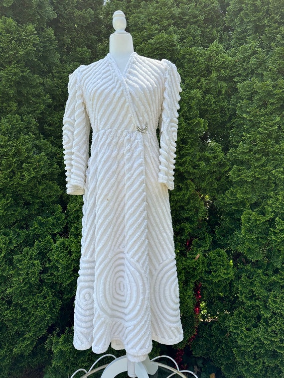 Vintage 40s White Sculpted Chenille Robe Circles