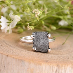 Bague météorite et pierre précieuse : argent sterling 925, pierre unique
