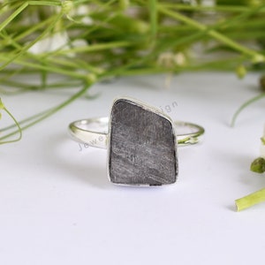 Belle bague en argent avec pierre précieuse météorite, argent sterling 925, bague météorite, pierre météorite unique, bague météorite en argent, cadeau pour mère