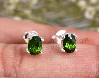 Orecchini ovali in diopside cromato naturale • Argento Sterling 925 • Diopside verde brillante • Gioielli minimalisti