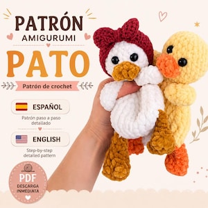 Puede incluir: Un patrón de crochet para un amigurumi de pato. La imagen muestra dos patos de peluche terminados, uno blanco con un lazo rojo y el otro amarillo. El texto en la imagen dice "PATRÓN AMIGURUMI PATO" y "Step-by-step detailed pattern".