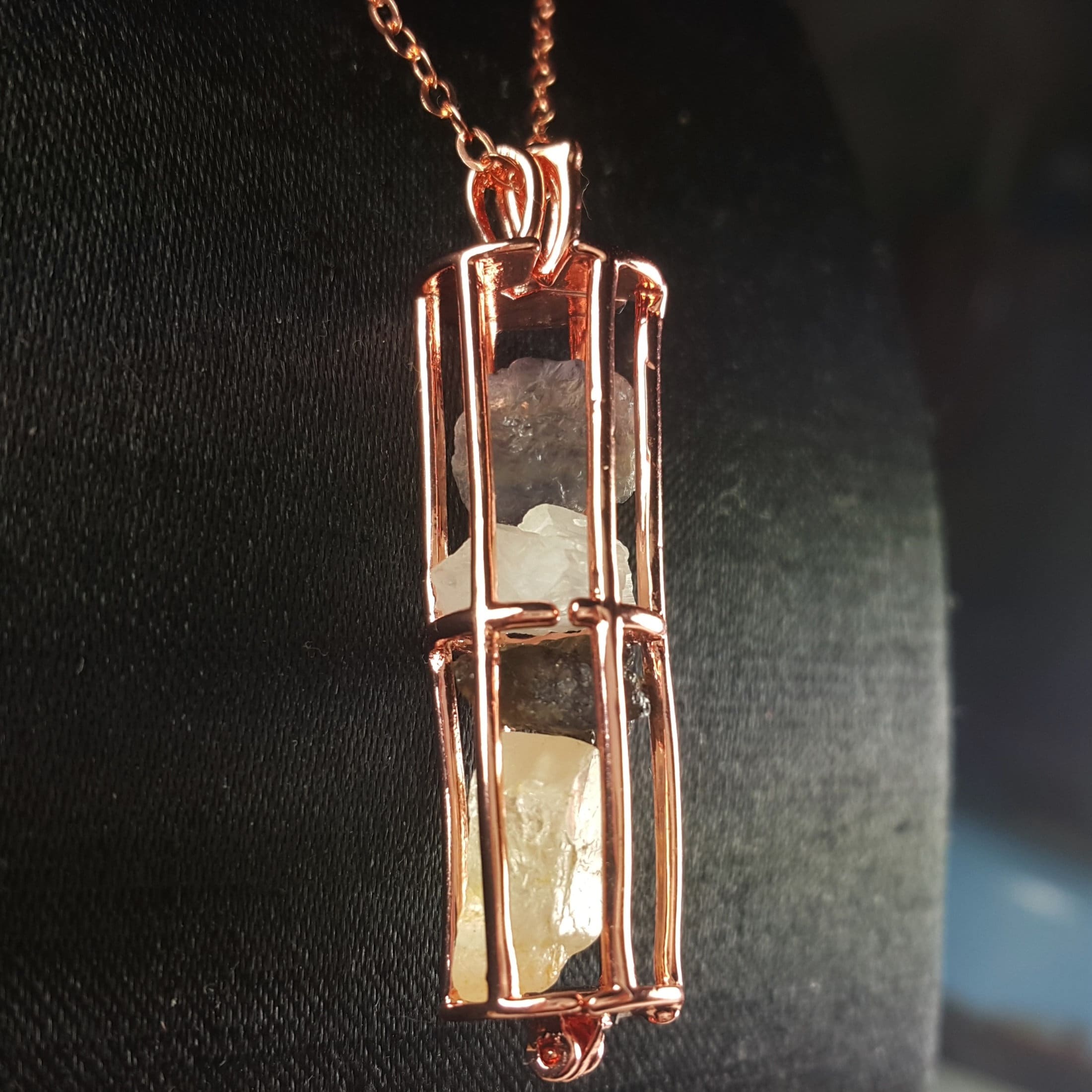 シナジー 12 ストーン ペンダント: ローズゴールド ケージ、フェナ