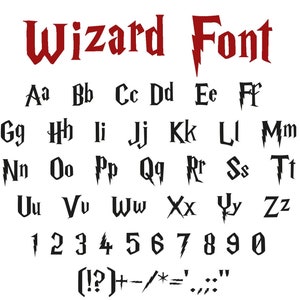 Puede incluir: Un alfabeto de fuente en blanco y negro con la palabra "Wizard Font" en rojo en la parte superior. El alfabeto incluye letras mayúsculas y minúsculas, números y signos de puntuación.