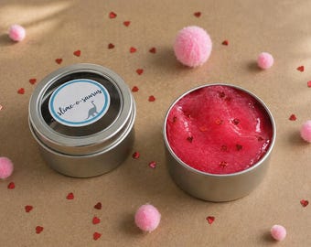 Zintuiglijk slijm | Geurend slijm | Stopverf | Speltherapie | Aardbeienpompom met zintuiglijk slijm met liefdeshartjes