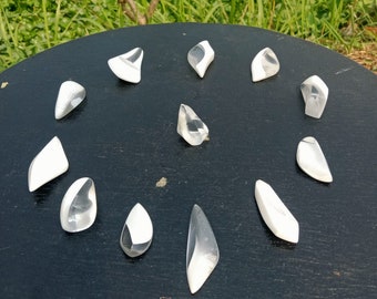 Conjunto de 12 peças de lindos cristais Andara polidos, transparentes e com acabamento leitoso, para pingentes.