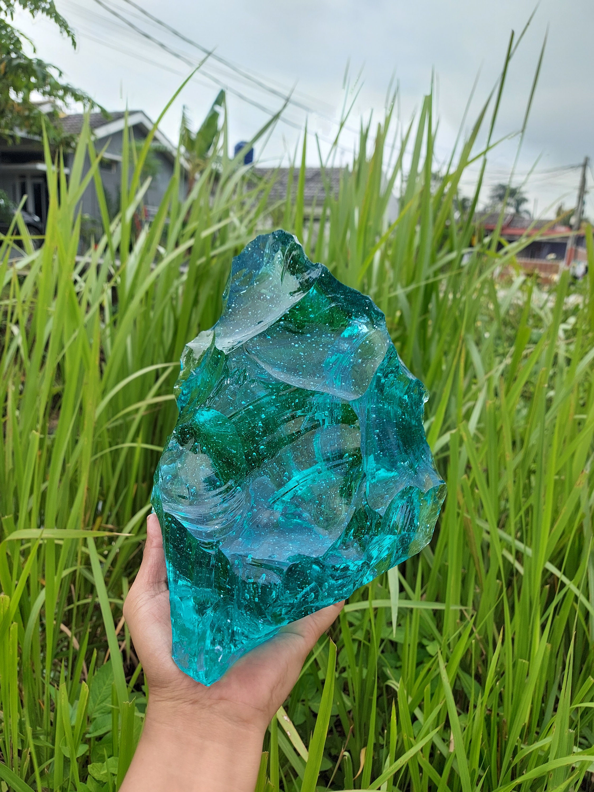 4192グラムのアンダラクリスタルアクアブルーの原石（内部に泡入り