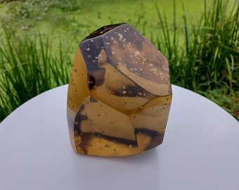 5,1 kg de cristal Andara polido e lapidado, em tom dourado amarelado, com bolhas internas para exibição.