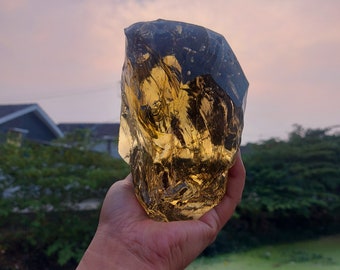 2550 g de cristal Andara bruto, amarelo-dourado, com fibras capilares e bolhas no interior, monoatômico raro.