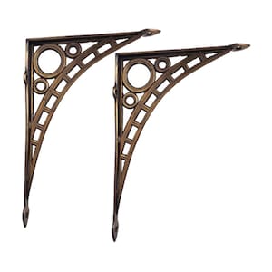 Peut inclure: Une paire de supports d'étagère en laiton antique avec un motif géométrique décoratif. Les supports sont en métal et ont une finition vieillie.
