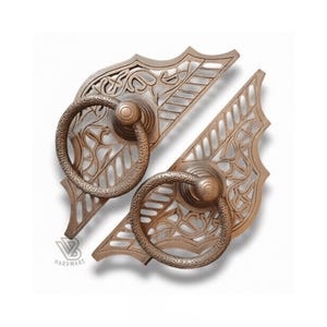 Könnte beinhalten: Zwei bronzefarbene Türgriffe mit aufwendigen, durchbrochenen Designs. Jeder Griff hat einen strukturierten Ringgriff und eine dekorative Rückplatte mit einer stilisierten, blattartigen Form. Die Beschläge sind wahrscheinlich für Möbel oder Türen.