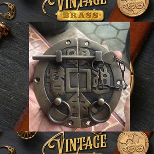 Pode incluir: Fecho de porta antigo de latão com caracteres chineses intrincados e dois anéis. O fecho tem forma circular e possui uma barra de metal que desliza pela parte superior.