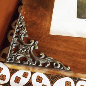 Vintage Brass Leaf Corner Plates: Picture Frame Decor, Set of 4