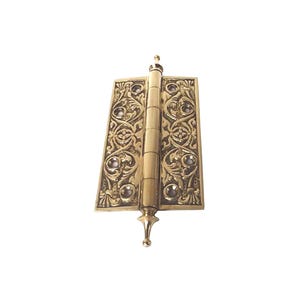 Puede incluir: Una bisagra decorativa de latón con diseños florales y de volutas ornamentados. La bisagra es de color dorado cálido y presenta un barril central con un adorno decorativo en la parte superior e inferior. La bisagra está diseñada para una puerta o armario.