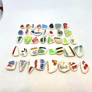 Puede incluir: Un juego de tres tazas de cerámica con acabado mate y moteado. Las tazas son de color crema, gris claro y gris oscuro. Cada taza tiene un diseño simple y minimalista.