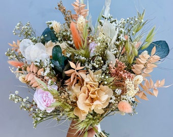 Morbido bouquet da sposa in fiori secchi e suoi accessori