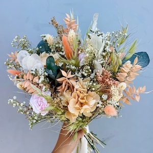 Zacht bruidsboeket in droogbloemen en bijbehorende accessoires