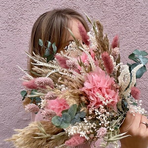 Bruidsboeket in roze droogbloemen