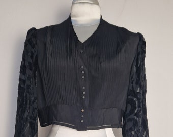 Antique edwardian Blouse in black 1910s, in silk with tiny buttons