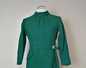 robe verte en laine vintage avec ceinture bijou et col roulé