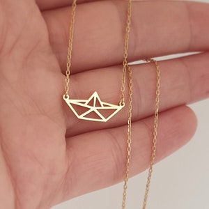 Collana barca origami, ciondolo barca di carta in argento sterling, ciondolo vela geometrica, nave riempita d'oro, regalo per gli amanti del mare, tema nautico