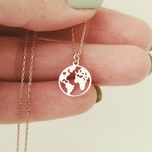 Collar de plata con mapa del mundo, delicado colgante de globo relleno de oro, collar con la Tierra, delicado collar con capas Wanderlust de oro rosa, collar de viaje