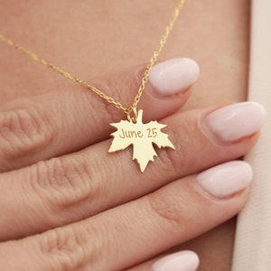 14k Solid Gold Benutzerdefinierte Ahornblatt Halskette, Herbst Halskette, Geburtstag Anhänger, personalisierte Datum gravierte Halskette, zierliche Goldkette