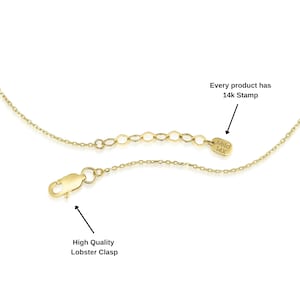 Op de afbeelding: Een gouden ketting met een kreeftensluiting en een 14k stempel. De ketting is gemaakt van kleine, ronde schakels.