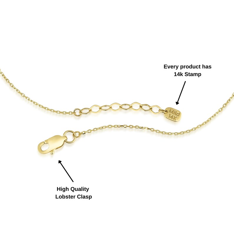 Op de afbeelding: Een gouden ketting met een kreeftensluiting en een 14k stempel. De ketting is gemaakt van kleine, ronde schakels.