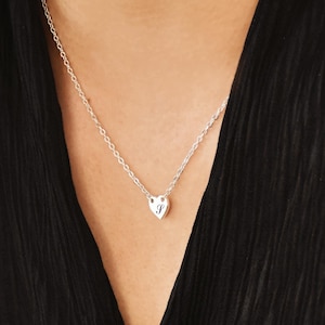 Personalisierte Herz erste Halskette • Gravierter Goldherzanhänger • Kleine Buchstabenhalskette • Brautjungfer Geschenk Valentinstag Geschenk Geburtstagsgeschenk
