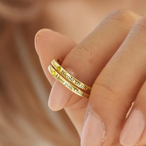 Delicado anillo apilable con nombre y piedra natal • Anillo con nombre personalizado • Anillo de promesa grabado • Regalo con piedra natal • Regalo para ella • Regalo de Navidad