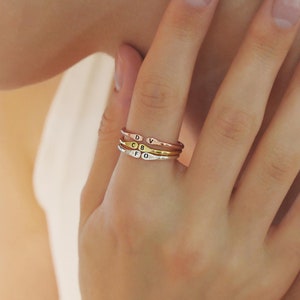 Anillo de letra delgada ajustable • Anillo de letra personalizado • Anillo de inicial delicado • Anillo para madres • Anillo apilable • Regalo para dama de honor • Regalo para ella