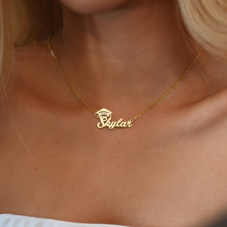 Afstudeercadeaus voor haar Aangepaste afstudeernaamketting Bachelor Cap ketting Naamketting voor haar Afstudeersieraden voor meisje afbeelding 2